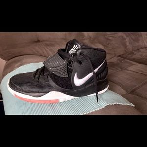 Gradeschool great condition worn a handful of times Nike Kyrie.